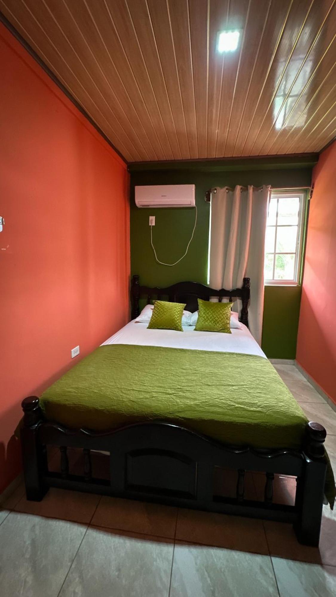 Hotel Caribbean View Бастиментос Екстериор снимка